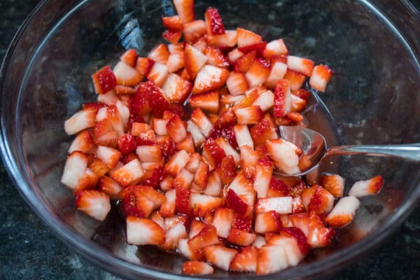 新鲜切片的草莓加柠檬汁和糖，做成浸渍草莓gydF4y2Ba