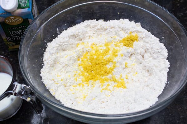 脆饼的干配料包括柠檬皮，在加入酪乳之前可以混合gydF4y2Ba