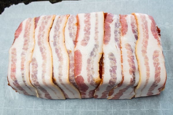 培根包裹的肉饼成型，从烤盘中取出gydF4y2Ba
