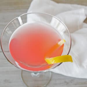 Cosmopolitan是一款口感清爽的成人版粉色柠檬水，是一款超级简单的4种成分的鸡尾酒!gydF4y2Ba