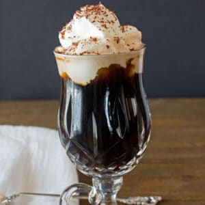 美味，光滑的爱尔兰咖啡是一种热的咖啡鸡尾酒，意味着啜饮通过泡沫奶油浇头。gydF4y2Ba