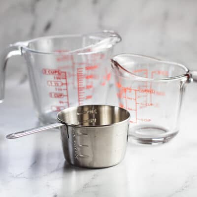 一品脱的杯子使用渐变的测量杯和干量杯中有多少杯。