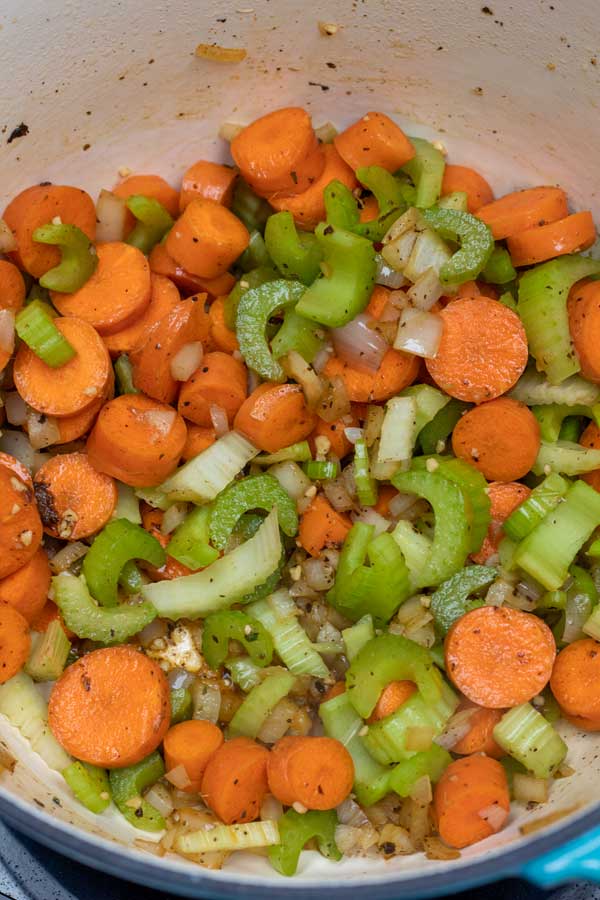 过程图像4显示荷兰烤箱中的胡萝卜和芹菜炒。GydF4y2Ba