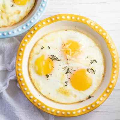用浅烤盘做早餐最好的烤鸡蛋。