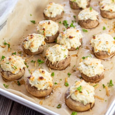 烘烤后显示出最好的奶油奶酪填充蘑菇食谱，直到烤和嫩。