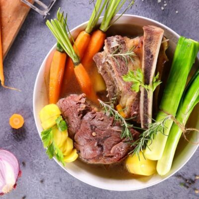 最好的牛肉肉汤替代品，所有基本知识是制作灰色背景上的大汤。