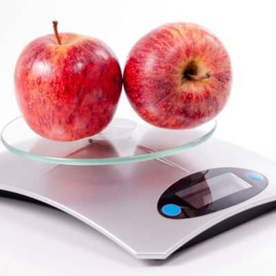 一磅转换中有多少盎司用厨房秤上的苹果说明了多少盎司。