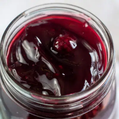 黑莓派装在玻璃罐里的方形图像。