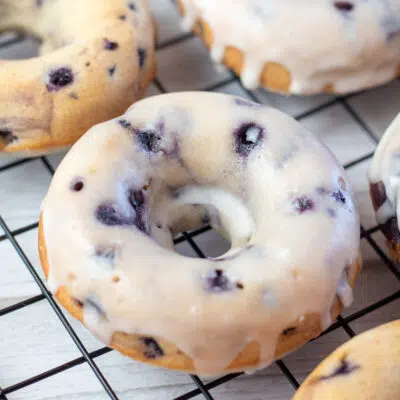 烤蓝莓甜甜圈的方形图像。