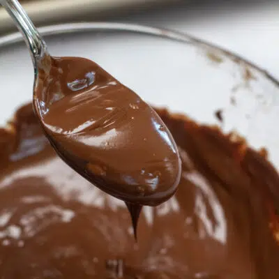 甜甜圈用一勺巧克力糖霜的方形图像。