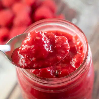 方形的树莓派放进玻璃罐里。