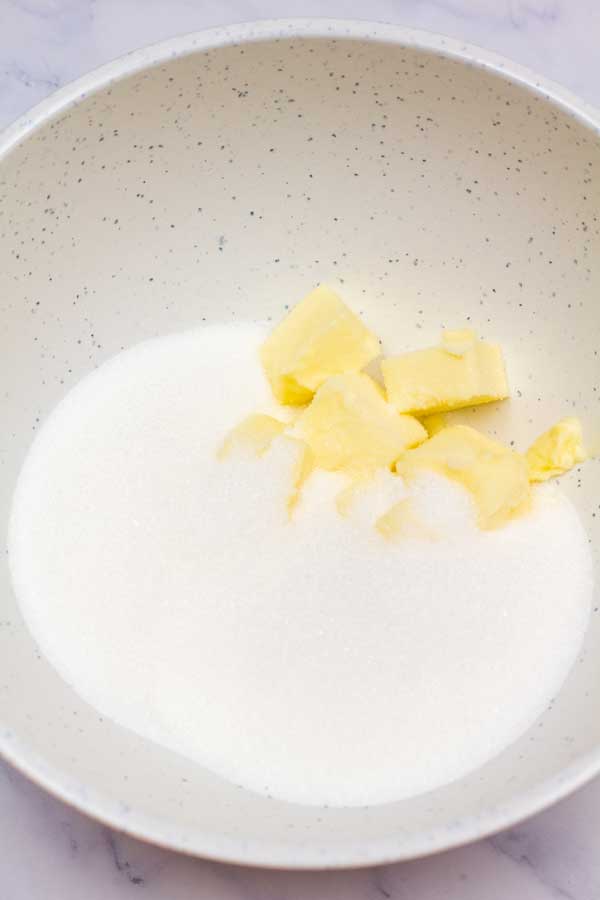 处理图1显示黄油和糖在碗里。gydF4y2Ba