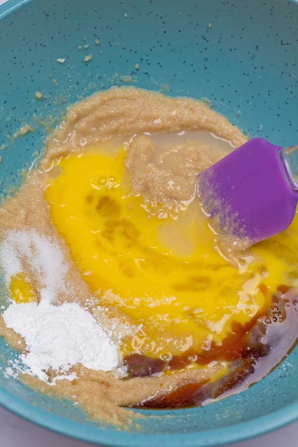 过程图3显示在奶油中加入鸡蛋和香草，糖和黄油。gydF4y2Ba
