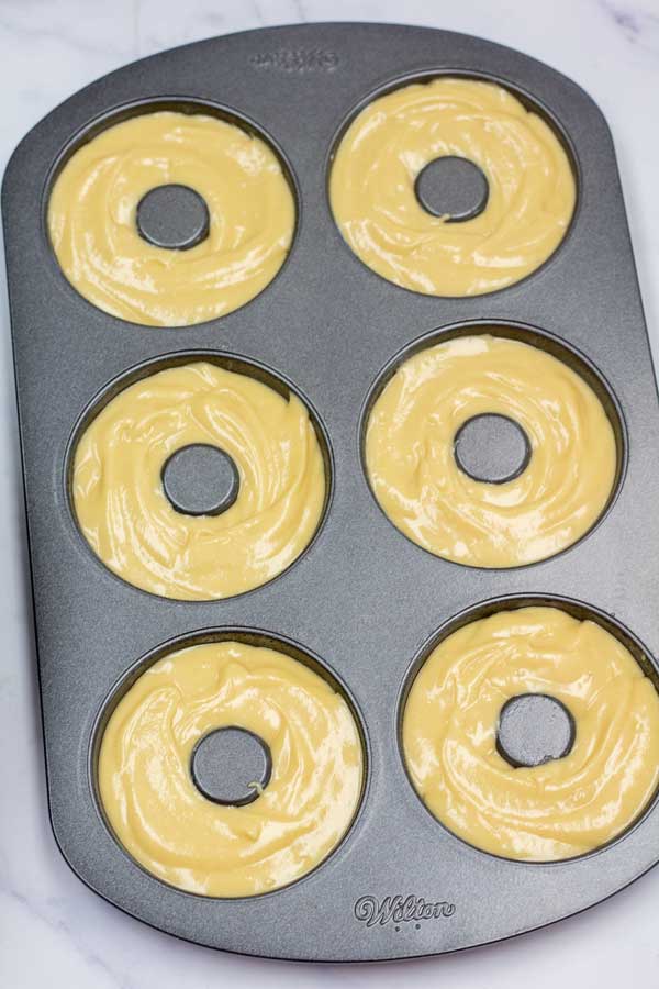过程图像7显示转移到烘焙甜甜圈模具的面糊。gydF4y2Ba