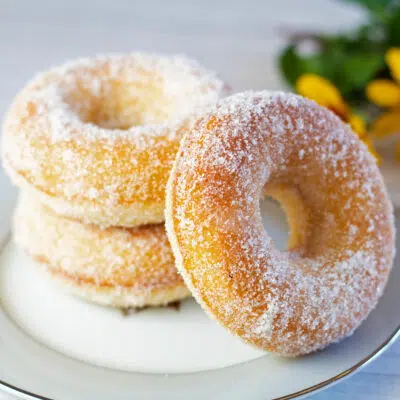 方形形象的柠檬糖烤甜甜圈在一个小白盘子。